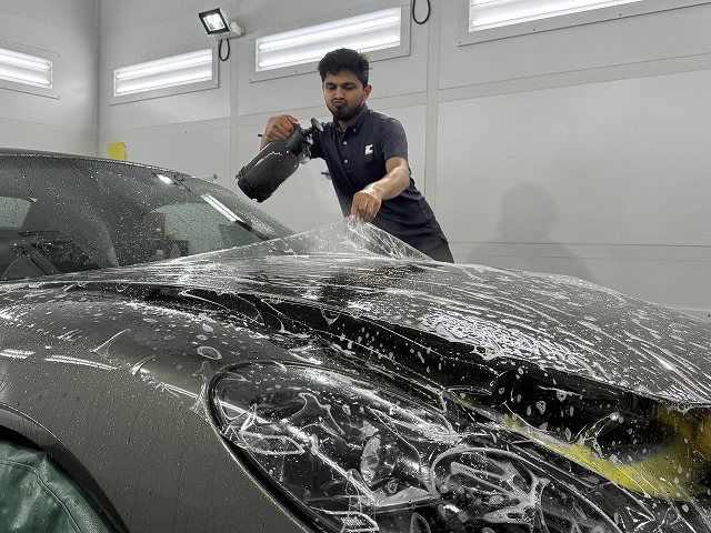 ポルシェ718ボクスター　プロテクションフィルム施工中　東京
