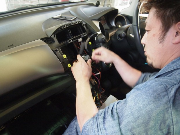 ホンダフィットにサブウーハ と小型アンプを取り付けしました ガラスコーティング カーコーティング施工実績cbiic ホンダフィットにサブウーハ と小型アンプを取り付けしました ガラスコーティング カーコーティング施工実績cbiic