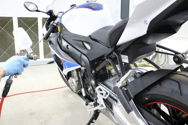 BMWS1000　バイクコーティング剤吹き付け中
