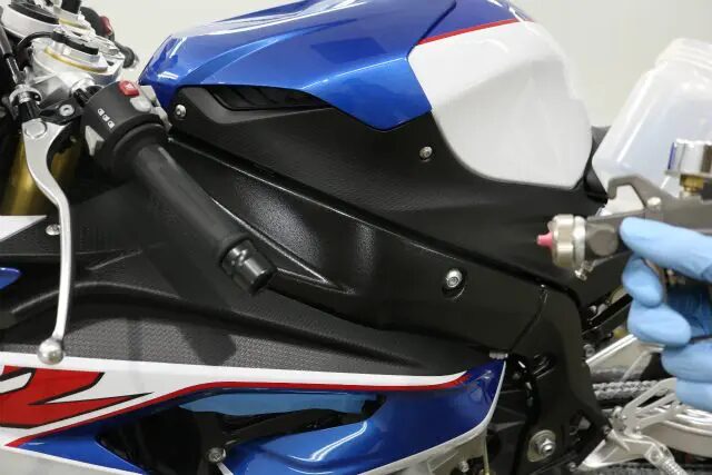 BMWS1000　バイクコーティング施工中