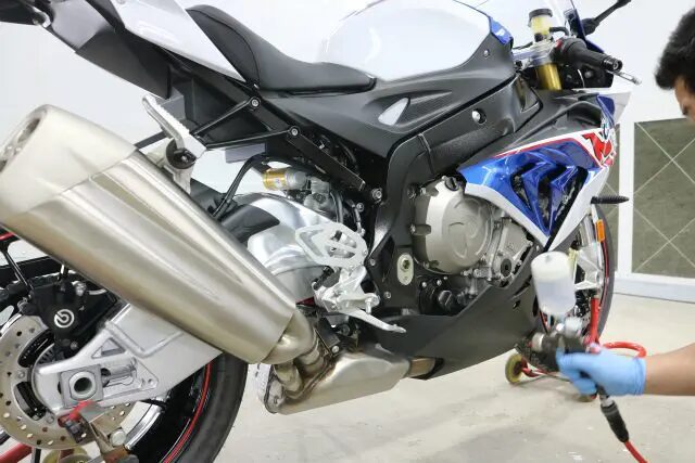 BMWS1000　エンジン回りにコーティング施工