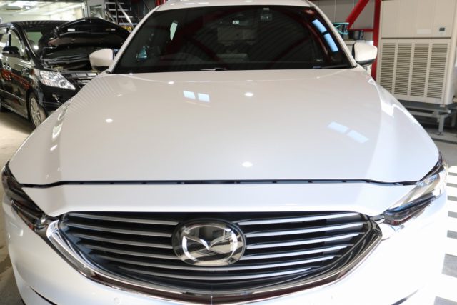 東京都江東区からお越しの新車マツダCX-8パールホワイトに親水性の『クォーツガラスコート』を施工させていただきました。