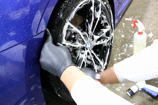 BMW3 ホイールコートのバリアタフコートを施工　洗浄中の画像