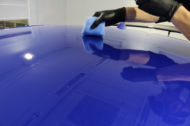 新車スバルWRXにガラスコーティング施工　コーティング塗布の画像