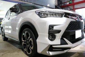 トヨタ新型SUVライズに親水性のセラミックコーティングを施工 正面画像