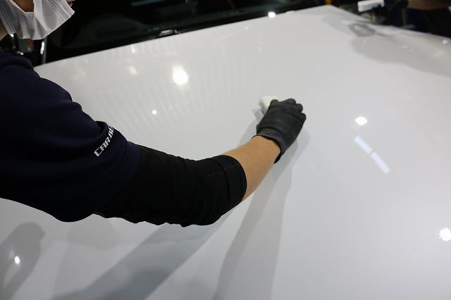 トヨタ・GRスープラにセラミックプロ9Hコーティングを施工　トップコート塗布画像
