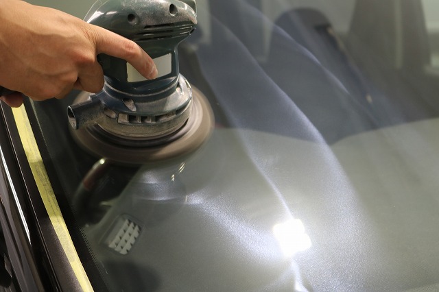 トヨタ FJクルーザーにウィンドウコート施工　脱脂作業の画像