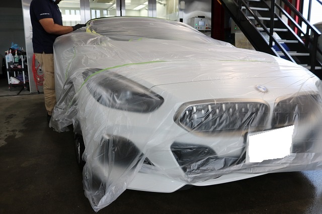 BMWZ4　幌コーティングを施工　養生作業の画像