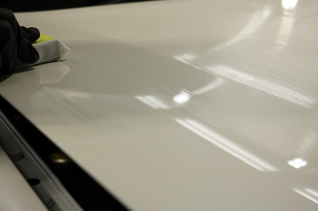 トヨタ・ランドクルーザープラドにセラミック9Hコーティングを施工　ベースコート塗布画像