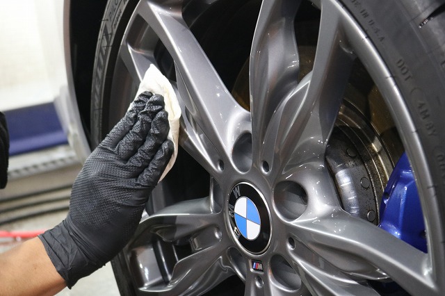 BMW M140iにバリアタフホイールコート施工　脱脂作業の画像