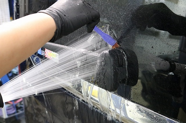 メルセデスベンツV220dにカーコーティングを施工　細部洗浄の画像