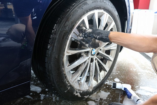 BMW 218dにパーツコーティング施工　ホイール洗浄中の画像