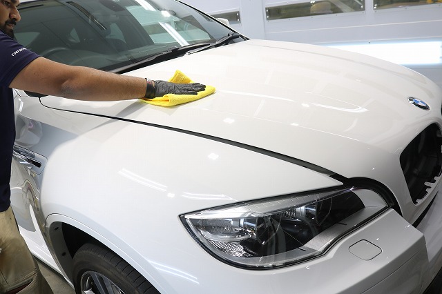 BMW X6にセラミックプロ9Hと窓ガラスコートを施工　拭き取りの画像