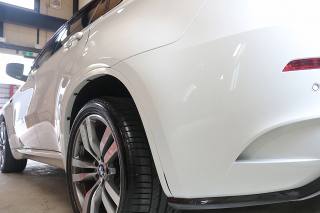 BMW X6にセラミックプロ9Hと窓ガラスコートを施工後　リアサイド画像