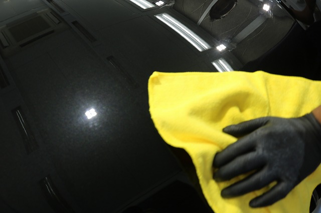 BMW 850iにカーコーティングを施工　拭き取りの画像