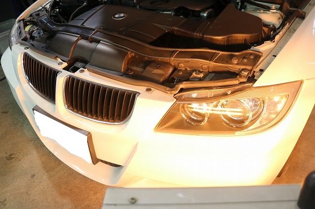 BMW 320iにヘッドライトコーティング施工　焼き付け画像