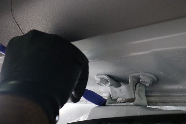 トヨタアルファードにカーコーティング施工　細部洗浄の画像