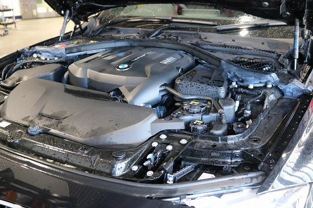 BMW320iにガラスコーティング施工　エンジンルーム洗浄画像