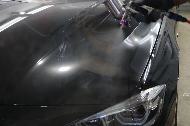 BMW320iにガラスコーティング施工　吹付画像