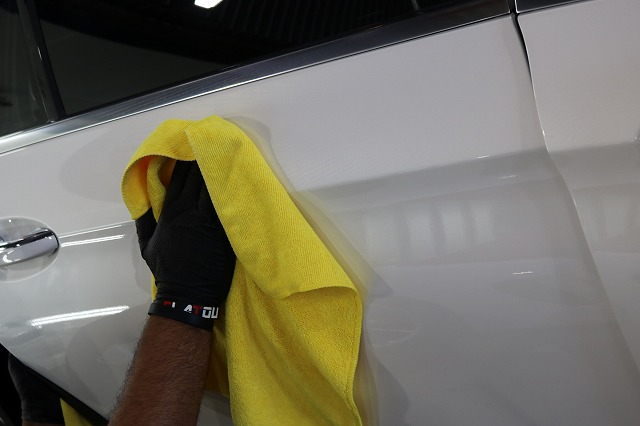 メルセデスベンツE220dにカーコーティング施工　拭き取り画像