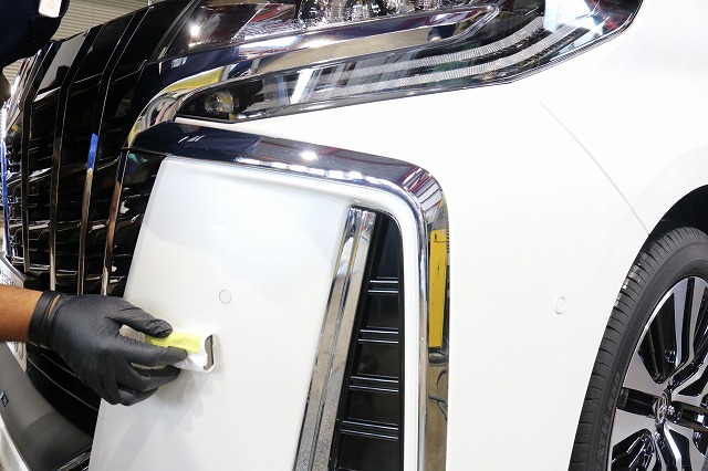 新車トヨタのアルファードにカーコーティングを施工　コーティング塗布の画像