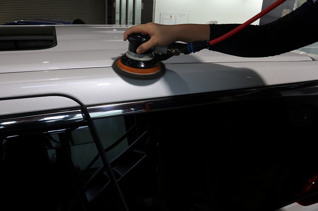新車トヨタのアルファードにカーコーティングを施工　バインダー作業
