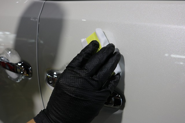 トヨタ・アルファードに疎水性カーコーティングを施工　コーティング塗布画像