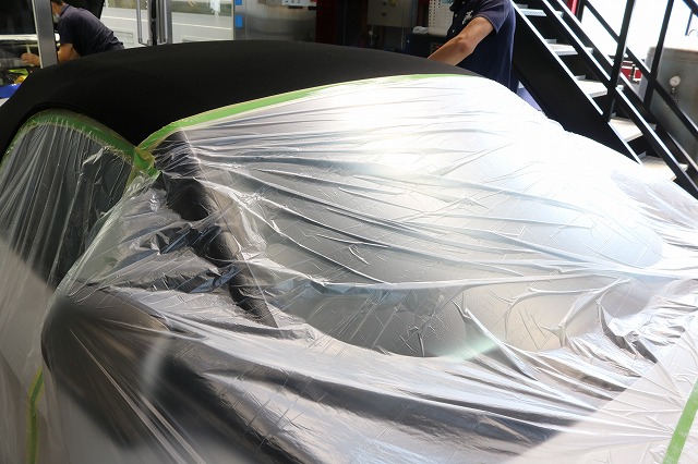 BMW Z4に幌コーティング施工　養生作業画像