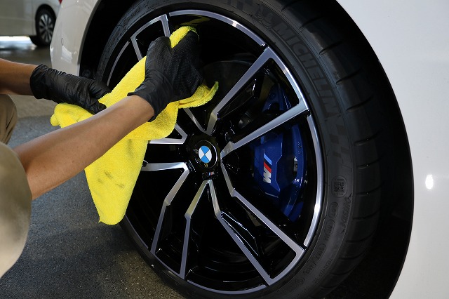BMW Z4にバリアタフホイールコート施工　拭き取り画像