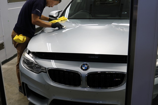 BMW M4セラミックプロ９Ｈコーティング　ベースコート塗布画像