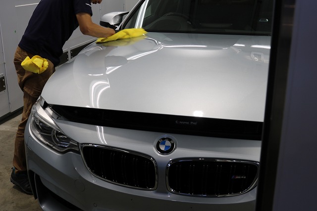 BMW M4セラミックプロ９Ｈコーティング　ベースコート拭き取り画像