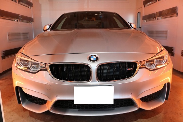 BMW M4セラミックプロ９Ｈコーティング　正面遠赤外線ブース画像
