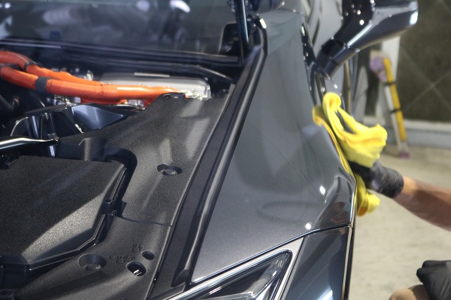 新車レクサスLC500hにファインラボヒールプラスを施工　拭き取り画像