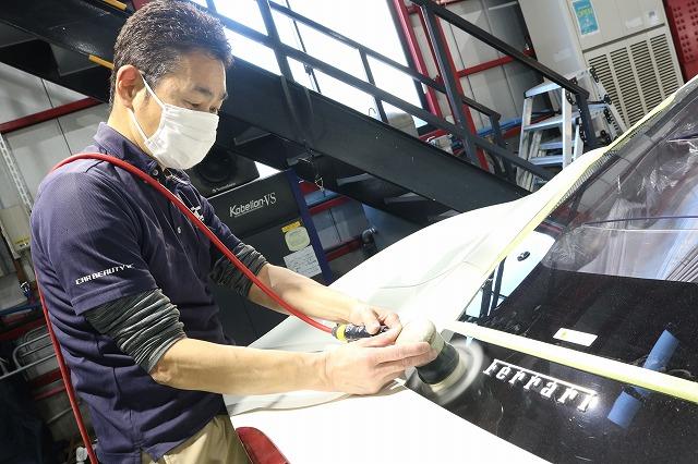 東京都　新宿　カーコーティング　セラミックコーティング　フェラーリF8に研磨作業をしている画像