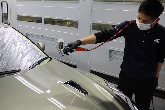 日産GTR　カーコーティング剤を吹き付け塗布中の画像