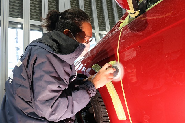 三菱ランサーエボリューション　研磨作業中