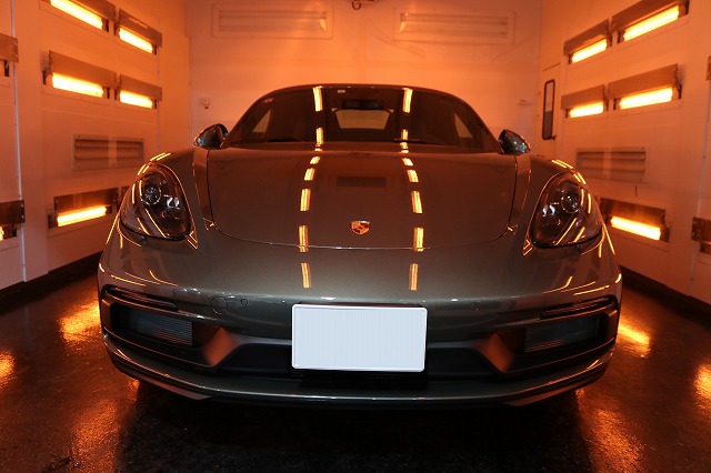 ポルシェ718ボクスターGTS　遠赤外線ブースで乾燥中