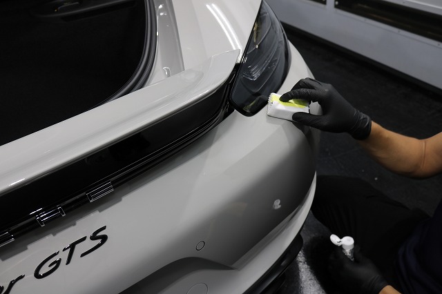 ポルシェ718ボクスターGTS　カーコーティング剤塗布中
