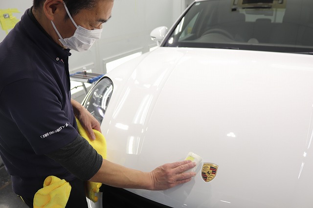 ポルシェ マカン　カーコーティング剤塗布中