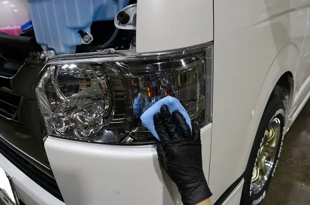 TOYOTAハイエース　カーコーティング剤塗布中