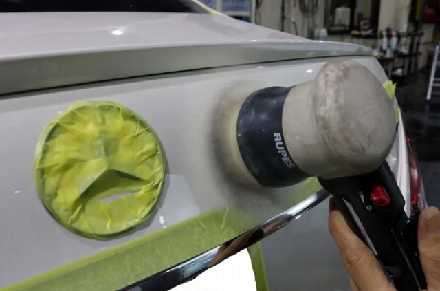メルセデスベンツE53AMG　研磨作業中