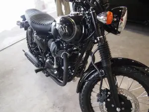 東京都よりお越しのカワサキＷ８００にバイクコーティングを施工しました。