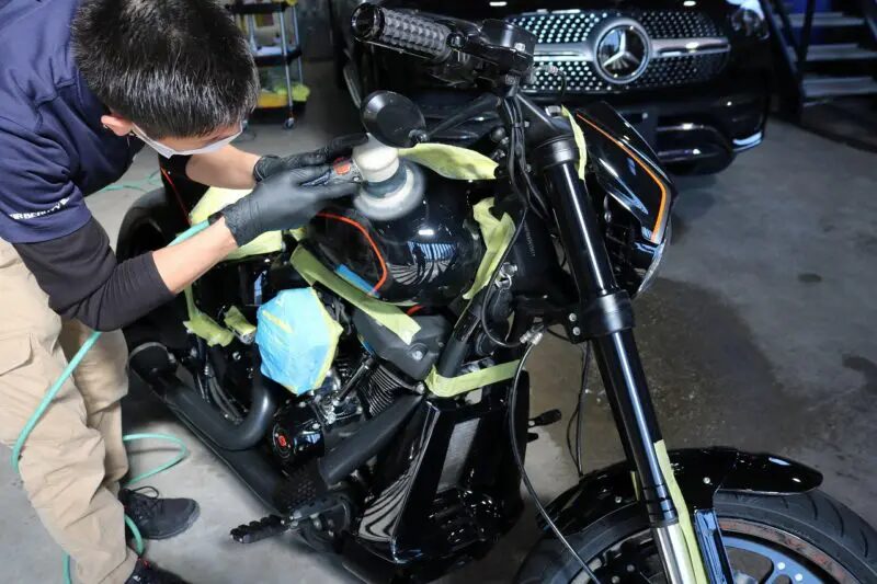ハーレーダビッドソン バイクのボディ研磨