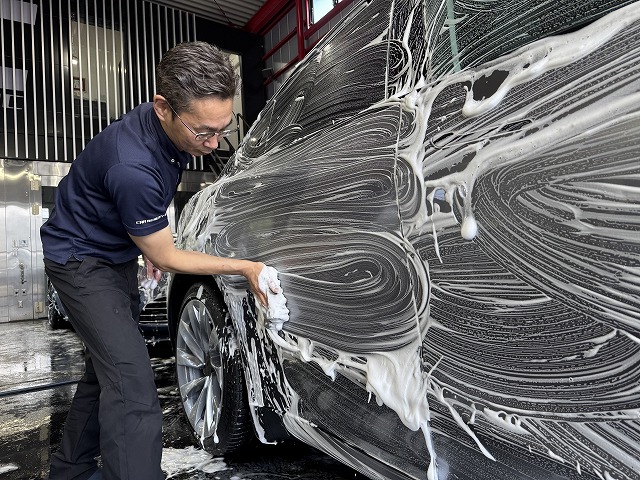 テスラモデルY ジュニパー　洗車中