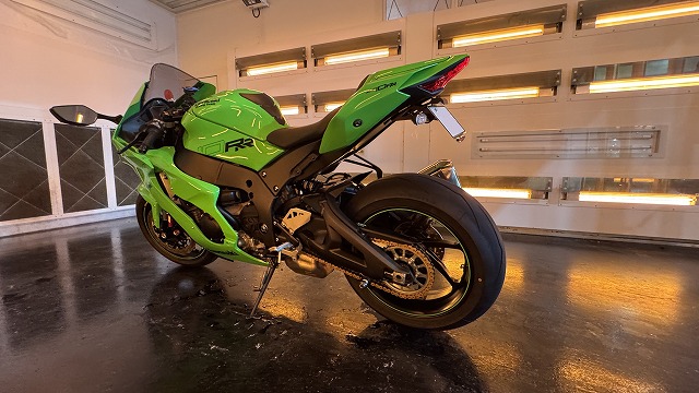 カワサキZX-10RR　遠赤外線焼き付け中　品川