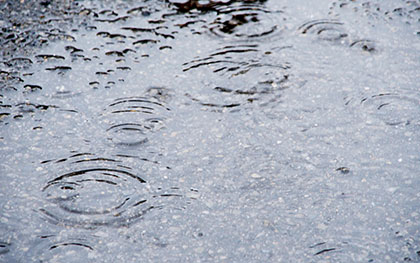 空気中の水分と反応して硬化していく