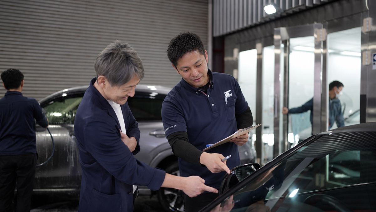 スタッフがお客様に施工内容をご説明している様子