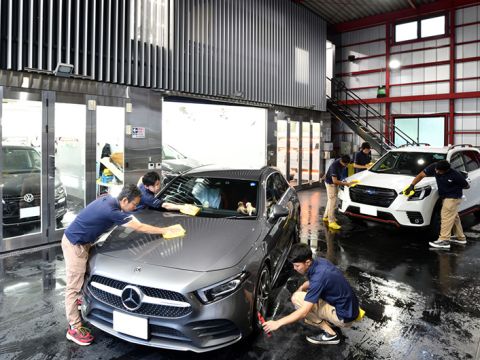 スタッフが施工している様子