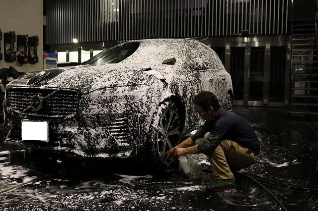 千葉県習志野　カーコーティング　ボルボXC60　洗車中の画像