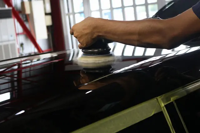 板橋区　BMWミニクラブマン セラミックコーティング　磨き・研磨作業中の写真